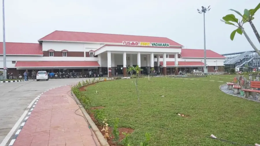 നവീകരിച്ച വടകര റെയിൽവേ സ്റ്റേഷൻ 2 വടകര റെയിൽവേ സ്റ്റേഷനിൽ പാലക്കാട് ഡിവിഷൻ റെയിൽവേ മാനേജർ അരുൺ ചതുർവേദിയുടെ നേതൃത്വത്തിലുള്ള സംഘം സന്ദർശിക്കുന്നു