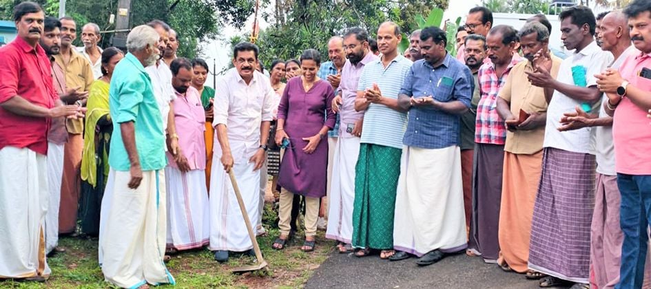 റോഡ് നവീകരണം കെ കെ രാമചന്ദ്രൻ എംഎൽഎ ഉദ്ഘാടനം ചെയ്യുന്നു 