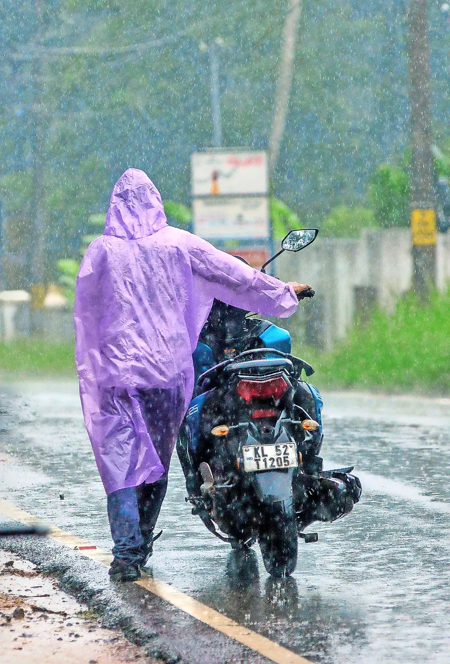 mazha shakthamaakunnu