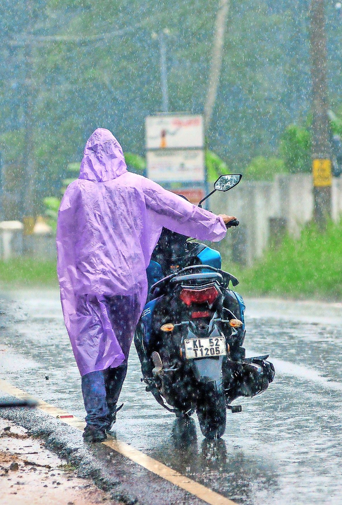 mazha shakthamaakunnu