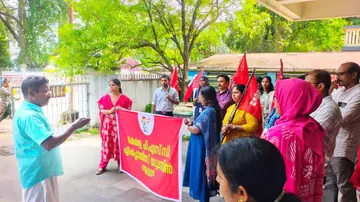 മുൻ ഡെപ്യൂട്ടി സെക്രട്ടറിയുടെ അറസ്റ്റിൽ പ്രതിഷേധിച്ച് പിഎസ് സി എംപ്ലോയീസ് യൂണിയൻ തൃശൂരിൽ നടത്തിയ യോഗം