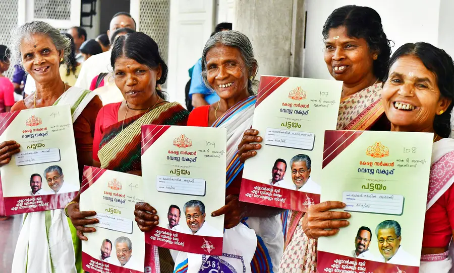 നിറയട്ടെ ചിരികൾ.... ചേലക്കാട്ടുകുന്നിൽ ജാനകി, പാറു, കല്യാണി, പാറുസുന്ദരി, രുഗ്മിണി എന്നിവർ പട്ടയവുമായി                      ഫോട്ടോ : എം എ  ശിവപ്രസാദ്