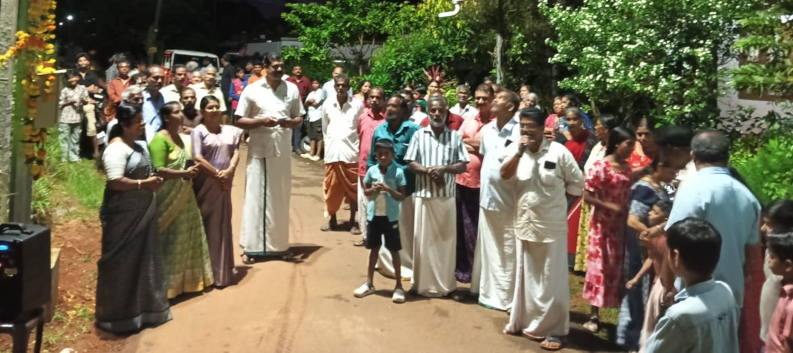 ആളൂർ പഞ്ചായത്തിലെ മിനി മീഡിയം മാസ്റ്റ് ലൈറ്റുകളുടെ സ്വിച്ച് ഓൺ പഞ്ചായത്ത്  പ്രസിഡന്റ് കെ ആർ ജോജോ നിർവഹിക്കുന്നു