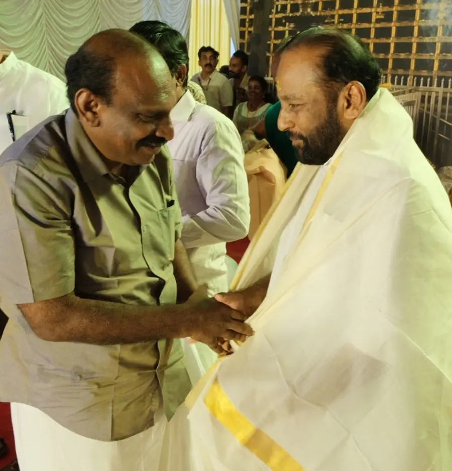 ഗുരുവായൂര് ദേവസ്വം ചെയര്മാനായി സത്യപ്രതിജ്ഞ ചെയ്ത
എ വി ഗോപിനാഥിനെ എന് കെ അക്ബര് എംഎല്എ അനുമോദിക്കുന്നു