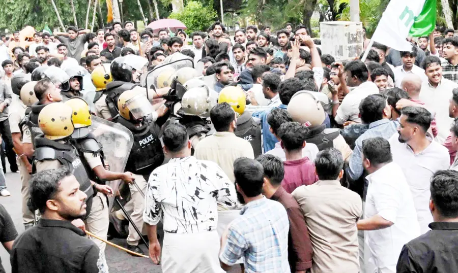 കലിക്കറ്റ് സർവകലാശാല യൂണിയൻ തെരഞ്ഞെടുപ്പിനിടെ യുഡിഎസ്എഫ് പ്രവർത്തകർ പൊലീസിനെ കൈയേറ്റംചെയ്യുന്നു