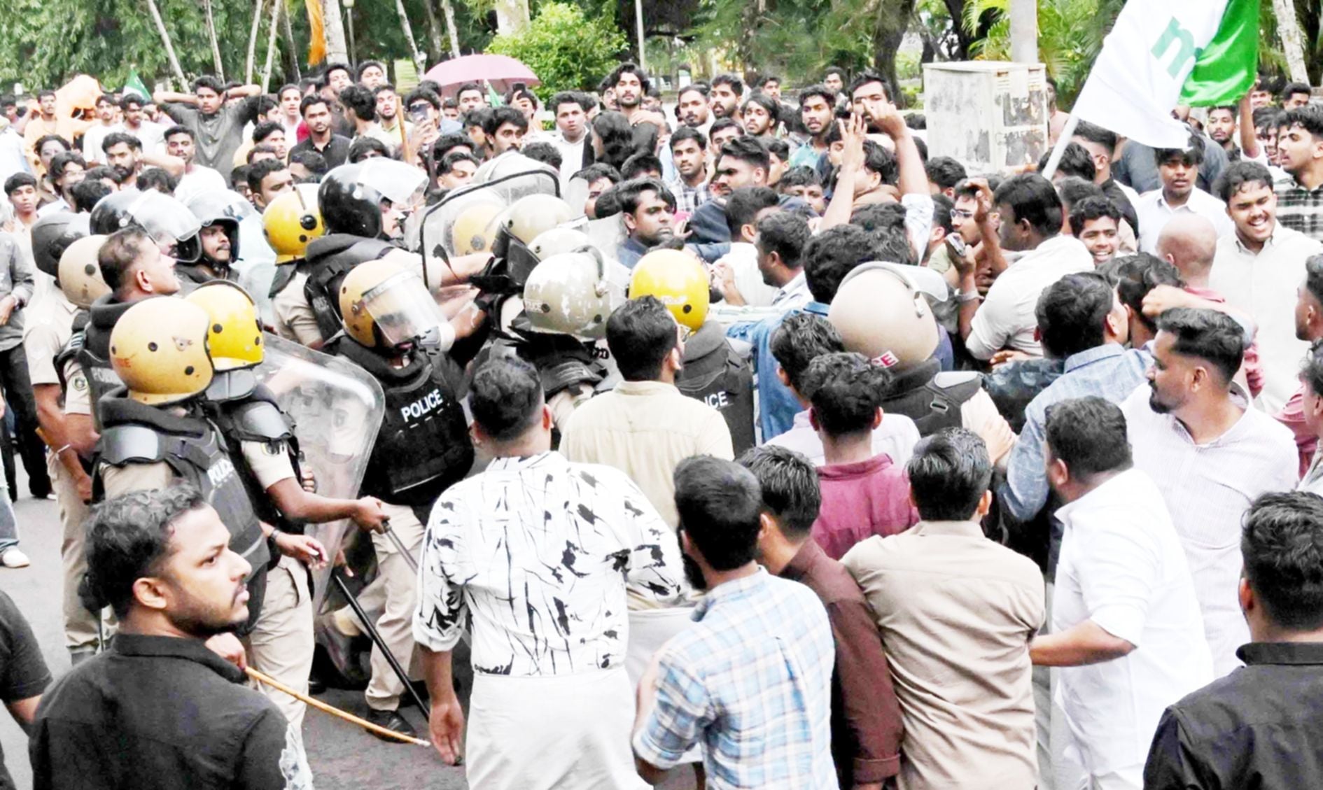 കലിക്കറ്റ് സർവകലാശാല യൂണിയൻ തെരഞ്ഞെടുപ്പിനിടെ യുഡിഎസ്എഫ് പ്രവർത്തകർ പൊലീസിനെ കൈയേറ്റംചെയ്യുന്നു