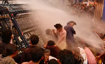 സിറ്റി പൊലീസ്‌ കമീഷണർ ഓഫീസിലേക്ക് എസ്‌എഫ്‌ഐ നടത്തിയ  മാർച്ചിനുനേരെ പൊലീസ് ജലപീരങ്കി പ്രയോഗിച്ചപ്പോൾ 