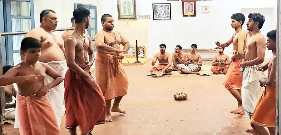 ഗുരുവായൂര്‍ ക്ഷേത്രത്തില്‍ കൃഷ്ണനാട്ടം പരിശീലനത്തിന്റെ ഭാ​ഗമായുള്ള കച്ചകെട്ടഭ്യാസം (ഫയല്‍ ചിത്രം                               