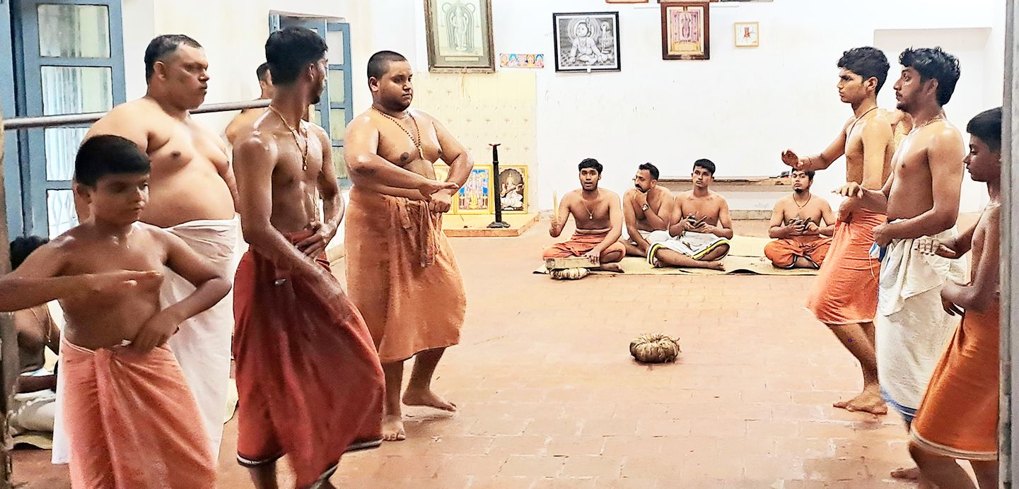 ഗുരുവായൂര്‍ ക്ഷേത്രത്തില്‍ കൃഷ്ണനാട്ടം പരിശീലനത്തിന്റെ ഭാ​ഗമായുള്ള കച്ചകെട്ടഭ്യാസം (ഫയല്‍ ചിത്രം                               