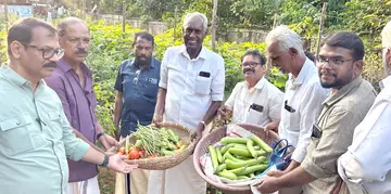 കേരള കര്ഷക സംഘം കാടുകുറ്റി നോര്ത്ത് മേഖല കമ്മിറ്റിയുടെ പച്ചക്കറി കൃഷി വിളവെടുപ്പ് കര്ഷക സംഘം ജില്ലാ ട്രഷറര് ടി എ രാമകൃഷ്ണന് ഉദ്ഘാടനം ചെയ്യുന്നു