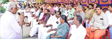 ഓൾ ഇന്ത്യ റോഡ് ട്രാന്‍സ്പോര്‍ട്ട് വർക്കേഴ്സ് ഫെഡറേഷൻ തൃശൂർ ഏജിസ് ഓഫിസിലേക്ക് നടത്തിയ മാർച്ച് സിഐടിയു ജില്ലാ ജനറൽ സെക്രട്ടറി യുപി ജോസഫ് ഉദ്ഘാടനം ചെയ്യുന്നു