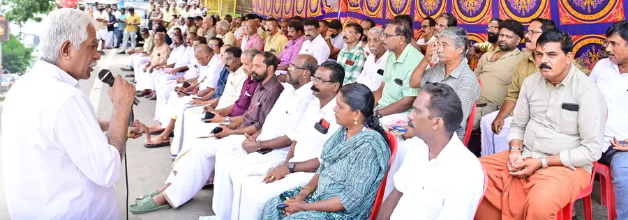 ഓൾ ഇന്ത്യ റോഡ് ട്രാന്സ്പോര്ട്ട് വർക്കേഴ്സ് ഫെഡറേഷൻ തൃശൂർ ഏജിസ് ഓഫിസിലേക്ക് നടത്തിയ മാർച്ച് സിഐടിയു ജില്ലാ ജനറൽ സെക്രട്ടറി യുപി ജോസഫ് ഉദ്ഘാടനം ചെയ്യുന്നു