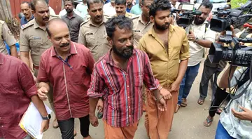 kolapaathakavum mruthadeham olippikkalum
