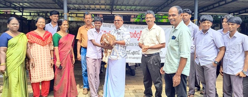 പുത്തൻചിറ ഗവ. വിഎച്ച്എസ്എസിലെ ‘ബകരി ബാങ്ക്’ പദ്ധതി വി എൻ രാജേഷ്  ഉദ്ഘാടനം ചെയ്യുന്നു 