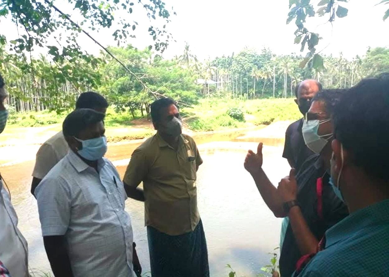 പുന്നപ്പുഴക്ക് കുറുകെ മരത്തിൻകടവ് പാലം നിർമിക്കുന്നതിന്റെ ഭാഗമായി നിർദിഷ്ട പ്രദേശം പൊതുമരാമത്ത് പാലം വിഭാഗം ഉദ്യോഗസ്ഥരും നാട്ടുകാരും സന്ദർശിക്കുന്നു (ഫയൽചിത്രം)
