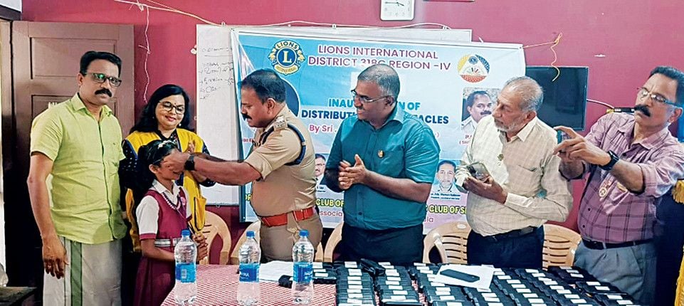 കുട്ടികൾക്കായുള്ള  കണ്ണടവിതരണം ​മണ്ണഞ്ചേരി  സ്റ്റേഷൻ എസ്എച്ച്ഒ   പി ജി മധു ഉദ്ഘാടനംചെയ്യുന്നു