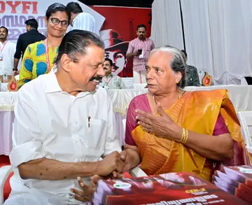 ഡിവൈഎഫ്‌ഐ സംസ്ഥാന സമ്മേളനത്തിന്റെ ഭാഗമായി നടന്ന രക്തസാക്ഷി കുടുംബ സംഗമത്തിൽ സിപിഐ എം സംസ്ഥാന സെക്രട്ടറി എം വി ഗോവിന്ദൻ രക്തസാക്ഷി കെ ആർ വിൻസന്റിന്റെ അമ്മ റോസിയുമായി സംസാരിക്കുന്നു 