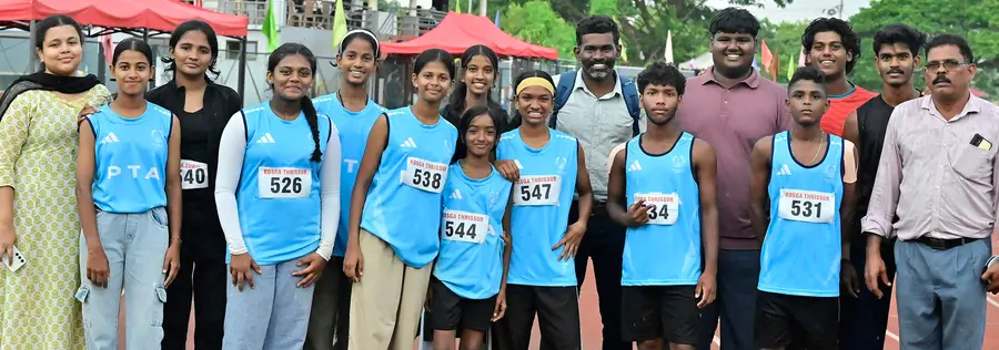 പറപ്പൂർ സെന്റ് ജോൺസ് എച്ച്എസ്എസിലെ കായികതാരങ്ങൾ പരിശീലകൻ സി പി ആന്റോയ്ക്കൊപ്പം