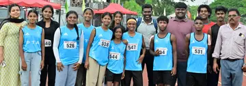 പറപ്പൂർ സെന്റ് ജോൺസ് എച്ച്എസ്എസിലെ കായികതാരങ്ങൾ പരിശീലകൻ സി പി ആന്റോയ്ക്കൊപ്പം