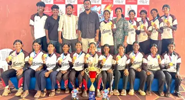 സീനിയർ പെൺകുട്ടികളുടെ ബേസ്ബോളിൽ കിരീടം നേടിയ തൃശൂർ ടീം
