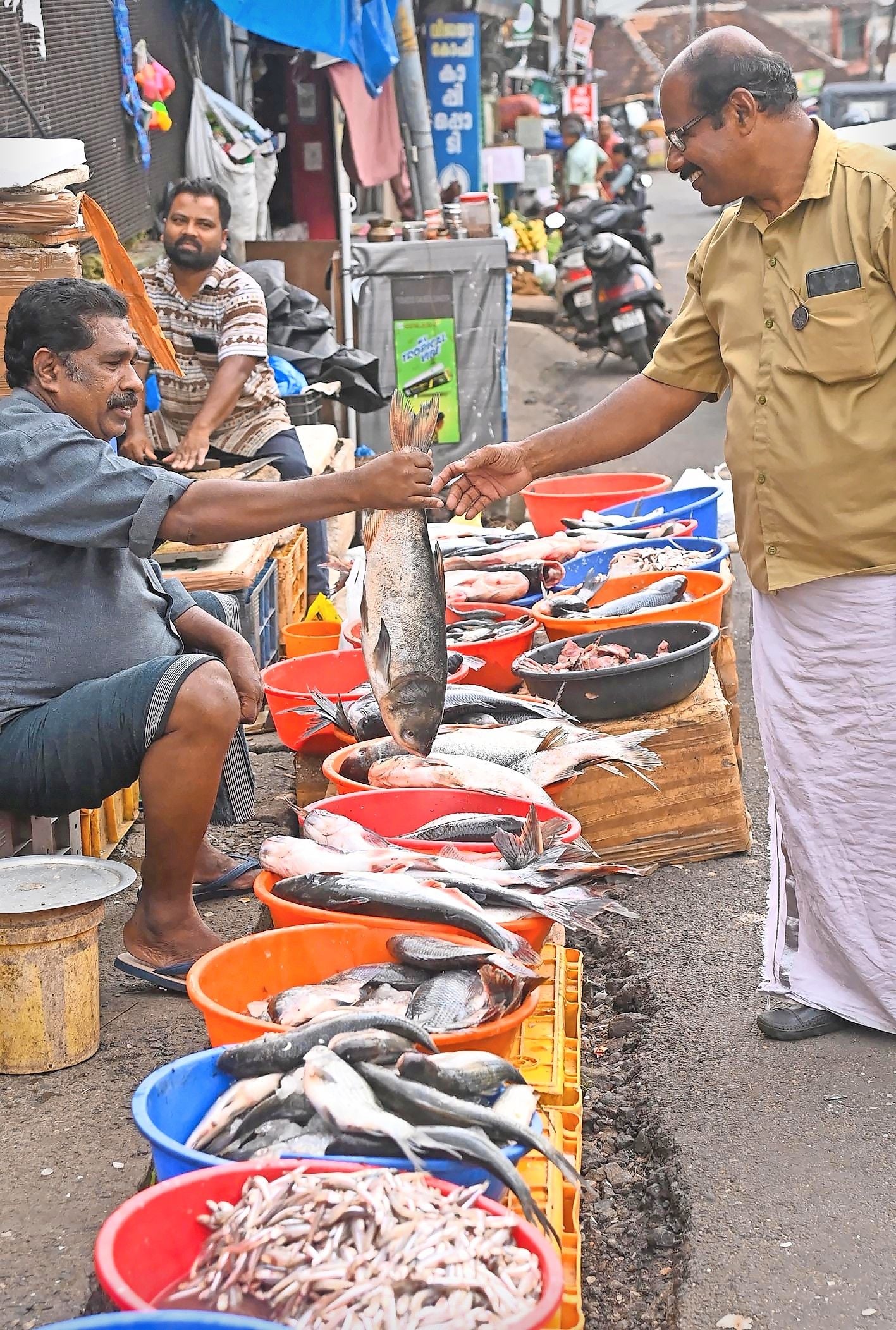 mathiyum ayalayum