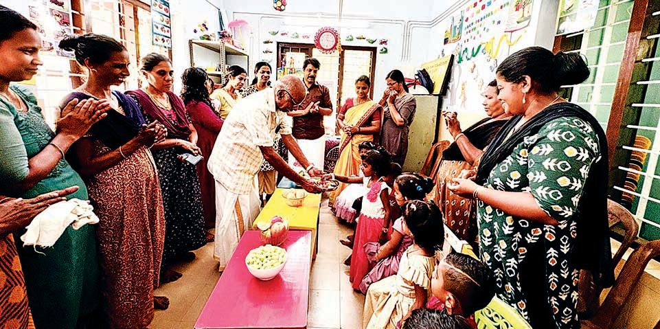 മാരാരിക്കുളം വടക്ക് പഞ്ചായത്ത് രണ്ടാംവാർഡ് 22–ാം നമ്പർ അങ്കണവാടിയിൽ കുരുന്നുകൾക്ക് പഴവർഗങ്ങൾ നൽകുന്ന പദ്ധതി റിട്ട. അധ്യാപകൻ  കെ കെ പുരുഷോത്തമൻ ഉദ്ഘാടനംചെയ്യുന്നു 