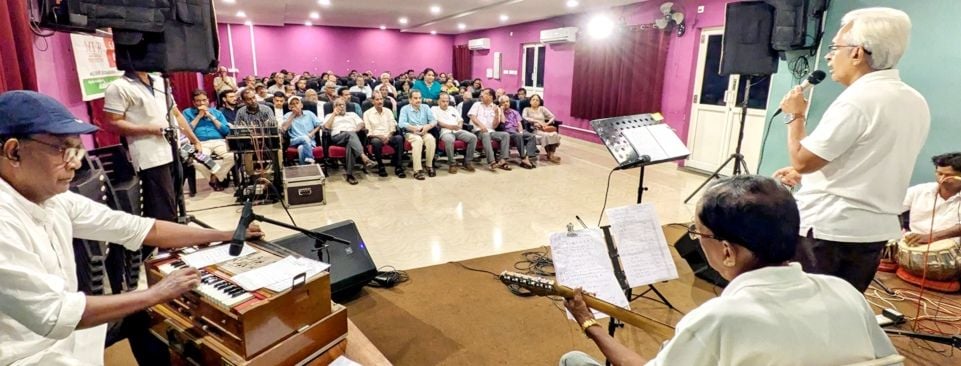 ബീക്കണ്‍ കോഴിക്കോട് സംഘടിപ്പിച്ച രബീന്ദ്ര സം​ഗീതം പരിപാടിയില്‍ ടി പി ഷാനവാസും സംഘവും ടാ​ഗോറിന്റെ ​ ഗാനങ്ങള്‍ ആലപിക്കുന്നു