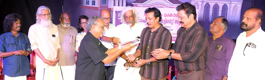 ദേശാഭിമാനി സീനിയർ സബ് എഡിറ്റർ കെ ഗിരീഷ് രചിച്ച ‘രംഗപാഠം ആർട്ടിസ്റ്റ് സുജാതൻ’ ജീവചരിത്രം നാടകപ്രവർത്തകൻ പ്രൊഫ. പി ഗംഗാധരൻ നാടകകൃത്ത് ഹേമന്തകുമാർ, നടൻ ലിഷോയ് എന്നിവർക്ക് നൽകി പ്രകാശിപ്പിക്കുന്നു