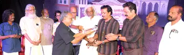 ദേശാഭിമാനി സീനിയർ സബ് എഡിറ്റർ കെ ഗിരീഷ് രചിച്ച ‘രംഗപാഠം ആർട്ടിസ്റ്റ് സുജാതൻ’ ജീവചരിത്രം നാടകപ്രവർത്തകൻ പ്രൊഫ. പി ഗംഗാധരൻ നാടകകൃത്ത് ഹേമന്തകുമാർ, നടൻ ലിഷോയ് എന്നിവർക്ക് നൽകി പ്രകാശിപ്പിക്കുന്നു