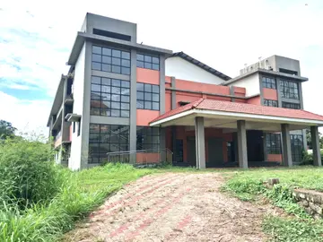 കാടുകയറി നശിച്ചുകൊണ്ടിരിക്കുന്ന മെഡിക്കൽ കോളേജ് ഓഡിറ്റോറിയം