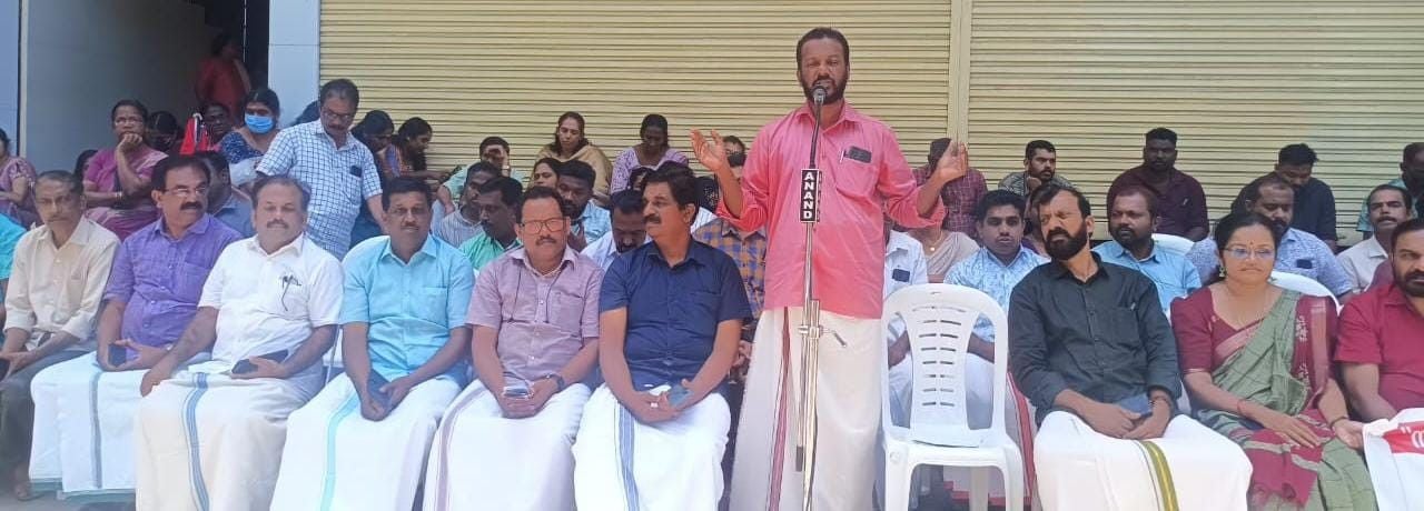 CITU District General Secretary P Ganakumar inaugurates the protest dharna organized by KCEU in front of the Alappuzha Passport Office against the Central Cooperation Policy