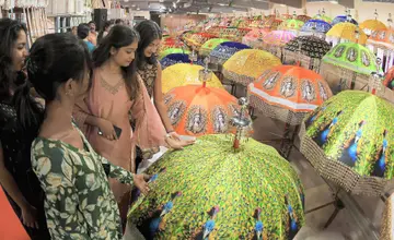 പാറമേക്കാവിന്റെ ചമയ പ്രദർശനത്തിൽ അവതരിപ്പിച്ച പട്ടുകുടകൾ   