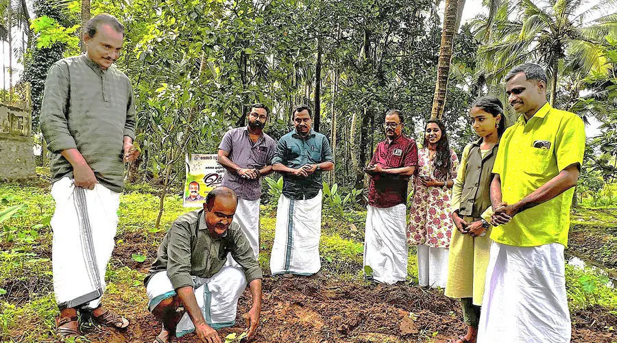 പഴയന്നൂർ മേജർ റൂറൽ വായനശാല കാര്ഷിക ക്ലബ്ബ് തുടക്കമിട്ട
ജൈവ പച്ചക്കറി കൃഷിയുടെ ഉദ്ഘാടനം പഴയന്നൂര് ബ്ലോക്ക്
സ്റ്റാൻഡിങ് കമ്മിറ്റി ചെയർമാന് കെ പി ശ്രീജയൻ നിർവഹിക്കുന്നു