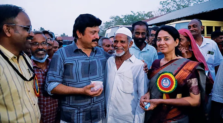 മന്ത്രി കെ ബി ഗണേഷ-്കുമാർ താജുദ്ദീനിൽനിന്ന് ഇഞ്ചിമിഠായി വാങ്ങി കുശലം പറയുന്നു. യു പ്രതിഭ എംഎൽഎ സമീപം