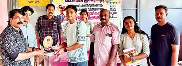പൊക്ലാശേരി കൈരളി ഗ്രന്ഥശാല സംഘടിപ്പിച്ച ബാലസഭ കൺവൻഷനും പഠനോപകരണ വിതരണവും ആദരവും മാരാരിക്കുളം വടക്ക് പഞ്ചായത്ത് ആരോഗ്യ- വിദ്യാഭ്യാസ സ്ഥിരംസമിതി അധ്യക്ഷൻ വി കെ കലേഷ് ഉദ്ഘാടനംചെയ്യുന്നു