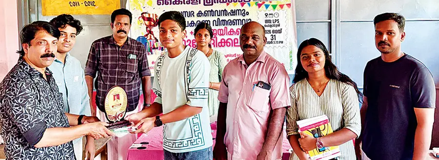 പൊക്ലാശേരി കൈരളി ഗ്രന്ഥശാല സംഘടിപ്പിച്ച ബാലസഭ കൺവൻഷനും പഠനോപകരണ വിതരണവും ആദരവും മാരാരിക്കുളം വടക്ക് പഞ്ചായത്ത് ആരോഗ്യ- വിദ്യാഭ്യാസ സ്ഥിരംസമിതി അധ്യക്ഷൻ വി കെ കലേഷ് ഉദ്ഘാടനംചെയ്യുന്നു