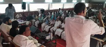 കുട്ടനാട് താലൂക്ക് ചെത്ത് തൊഴിലാളി യൂണിയനും മദ്യ വ്യവസായ തൊഴിലാളി യൂണിയനും ചേർന്ന്‌ സംഘടിപ്പിച്ച കുടുംബസംഗമവും പെൻഷൻകാർക്കുള്ള ഓണക്കോടി വിതരണവും സിഐടിയു സംസ്ഥാന പ്രസിഡന്റ്‌ ടി പി രാമകൃഷ്ണൻ ഉദ്ഘാടനംചെയ്യുന്നു
