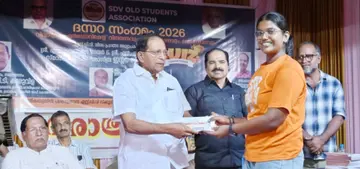 എസ്ഡിവി പൂർവ വിദ്യാർഥി സംഘടനയുടെ മഹാനവമി സംഗമത്തോടനുബന്ധിച്ച് മികച്ച വിജയം നേടിയ സി എച്ച് അതുല്യയ്ക്ക് ചേംബർ ഓഫ് കോമേഴ്സ് പ്രസിഡന്റ് ടി ടി കുരുവിള ക്യാഷ് അവാർഡ് സമ്മാനിക്കുന്നു