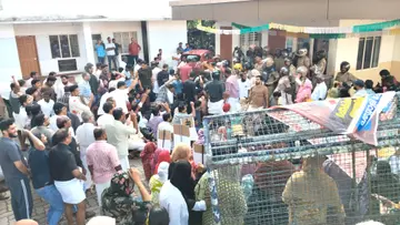 പോക്സോ കേസ് പ്രതിയെ അറസ്റ്റ് ചെയ്യണമെന്നാവശ്യപ്പെട്ട് പയ്യോളി പൊലീസ് സ്റ്റേഷനിലേക്ക് നടത്തിയ മാർച്ച് ബാരിക്കേഡ് തകർത്ത് സ്റ്റേഷനിലേക്ക് പ്രവേശിച്ചപ്പോൾ
