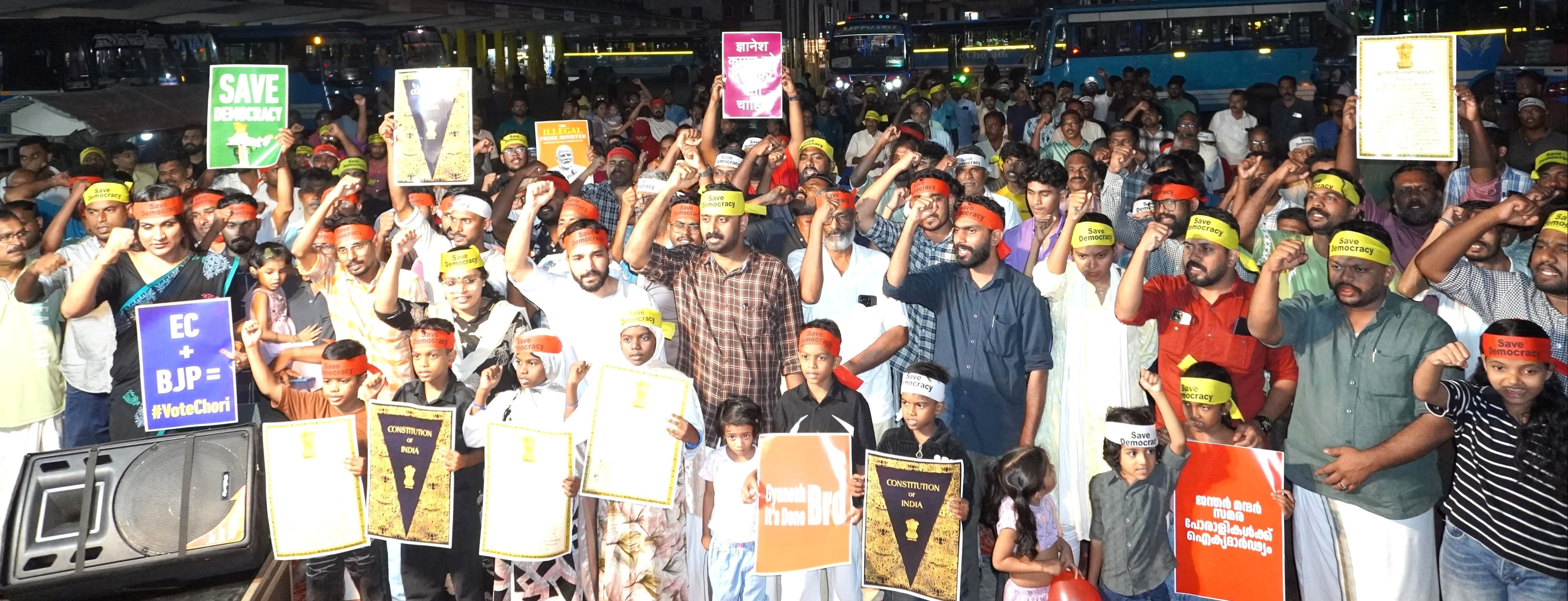തിരൂരിലെ ജന്തർ മന്തർ സമരവേദിയിൽ ഡിവൈഎഫ്ഐ പ്രവര്‍ത്തകര്‍ മുദ്രാവാക്യം മുഴക്കുന്നു