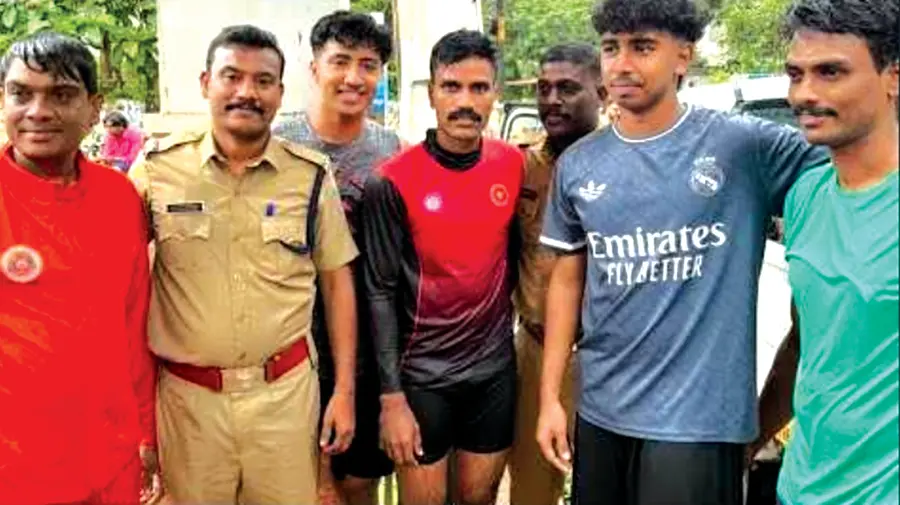 ഫയർഫോഴ്സ് സ്കൂബാ ടീം ഐഫോൺ ഉടമ ഇംതിയാസിനൊപ്പം