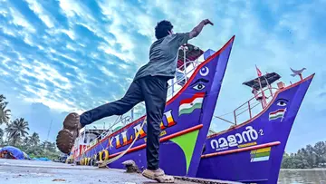 പെരുമാതുറ ഫിഷിങ് ഹാർബറിൽ ചൂണ്ടയിൽ മീൻപിടിക്കുന്ന യുവാവ്. ട്രോളിങ് നിരോധനത്തോട്
അനുബന്ധിച്ച് തീരത്ത് അടുപ്പിച്ച ബോട്ടുകൾ കാണാം ഫോട്ടോ: എ ആർ അരുൺരാജ്