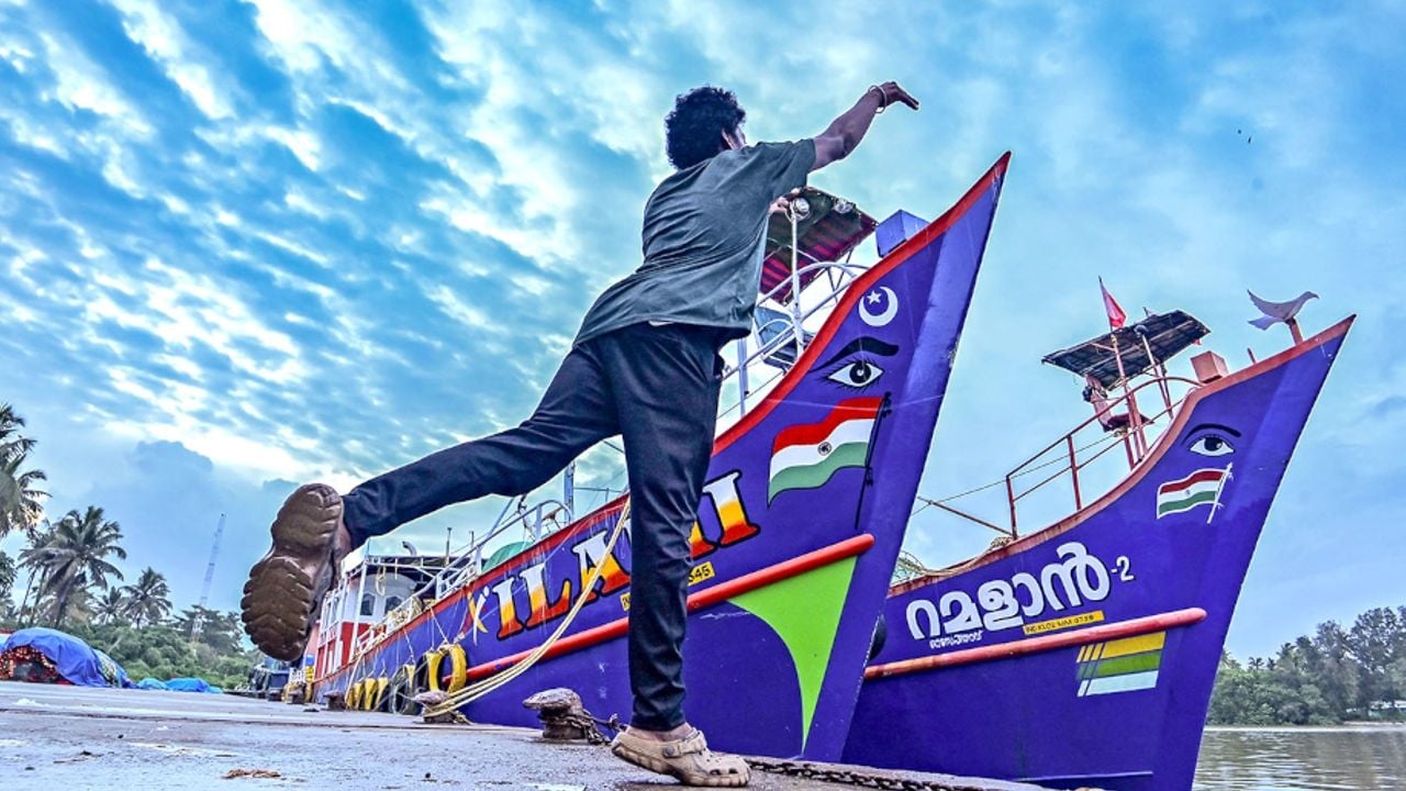 പെരുമാതുറ ഫിഷിങ് ഹാർബറിൽ ചൂണ്ടയിൽ മീൻപിടിക്കുന്ന യുവാവ്. ട്രോളിങ് നിരോധനത്തോട്  അനുബന്ധിച്ച് തീരത്ത് അടുപ്പിച്ച ബോട്ടുകൾ കാണാം    ഫോട്ടോ: എ ആർ അരുൺരാജ് 