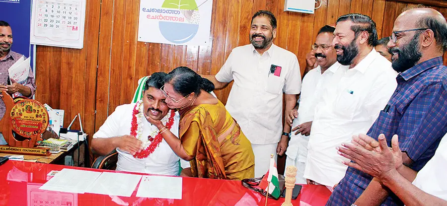 ചേർത്തല നഗരസഭ ചെയർപേഴ്‌സണായി തെരഞ്ഞെടുത്ത എസ്‌ സോബിനെ ഓഫീസ്‌ മുറിയിലെ കസേരയിൽ കൈപിടിച്ച്‌ ഇരുത്തിയശേഷം സ്ഥാനമൊഴിഞ്ഞ ചെയർപേഴ്‌സൺ ഷേർളി ഭാർഗവൻ ആശ്ലേഷിക്കുന്നു. സിപിഐ സംസ്ഥാന  കമ്മിറ്റിയംഗം കെ പ്രസാദ്‌, ജില്ലാ കമ്മിറ്റിയംഗം എൻ ആർ ബാബുരാജ്‌,  ഏരിയ സെക്രട്ടറി ബി വിനോദ്‌ എന്നിവർ സമീപം 