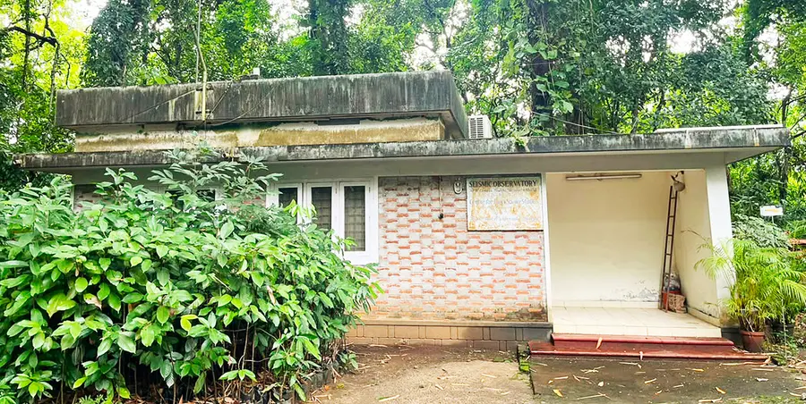  പൂട്ടിക്കിടക്കുന്ന പീച്ചിയിലെ ഭൂകന്പ നിരീക്ഷണ കേന്ദ്രം 