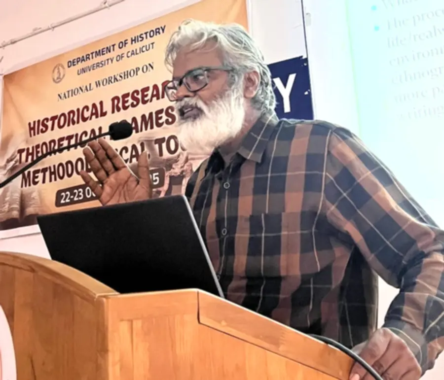 ‘ചരിത്ര രചനയുടെ രീതിശാസ്ത്രം: സിദ്ധാന്തവും
പ്രയോഗവും’ വിഷയത്തിലുള്ള ശിൽപ്പശാലയുടെ
സമാപനം ഡോ. വി സെൽവകുമാർ ഉദ്ഘാടനംചെയ്യുന്നു