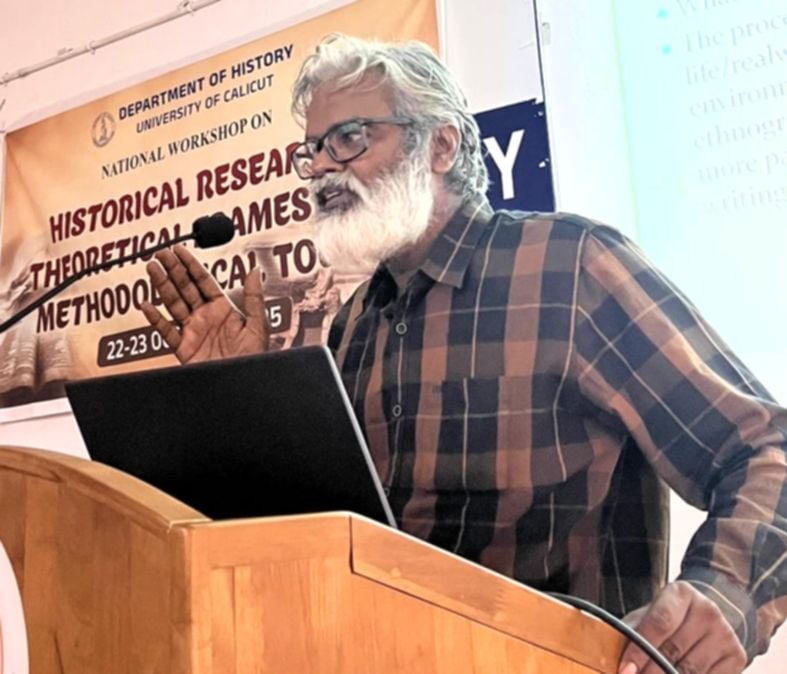 ‘ചരിത്ര രചനയുടെ രീതിശാസ്ത്രം: സിദ്ധാന്തവും  പ്രയോഗവും’ വിഷയത്തിലുള്ള ശിൽപ്പശാലയുടെ  സമാപനം ഡോ. വി  സെൽവകുമാർ ഉദ്ഘാടനംചെയ്യുന്നു