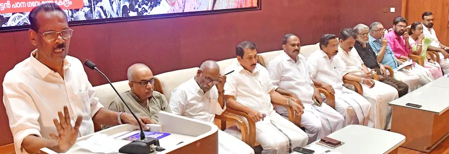 കേളു ഏട്ടൻ പഠന ഗവേഷണകേന്ദ്രത്തിന്റെ നേതൃത്വത്തിൽ നടന്ന അടിയന്തരാവസ്ഥ പ്രഖ്യാപനത്തിന്റെ  അനുസ്മരണ സമ്മേളനവും ഫാസിസ്റ്റ് വിരുദ്ധ ശില്പശാലയും എൽഡിഎഫ് കൺവീനർ ടി പി രാമകൃഷ്ണൻ ഉദ്‌ഘാടനം ചെയ്യുന്നു 