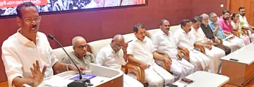 കേളു ഏട്ടൻ പഠന ഗവേഷണകേന്ദ്രത്തിന്റെ നേതൃത്വത്തിൽ നടന്ന അടിയന്തരാവസ്ഥ പ്രഖ്യാപനത്തിന്റെ  അനുസ്മരണ സമ്മേളനവും ഫാസിസ്റ്റ് വിരുദ്ധ ശില്പശാലയും എൽഡിഎഫ് കൺവീനർ ടി പി രാമകൃഷ്ണൻ ഉദ്‌ഘാടനം ചെയ്യുന്നു 