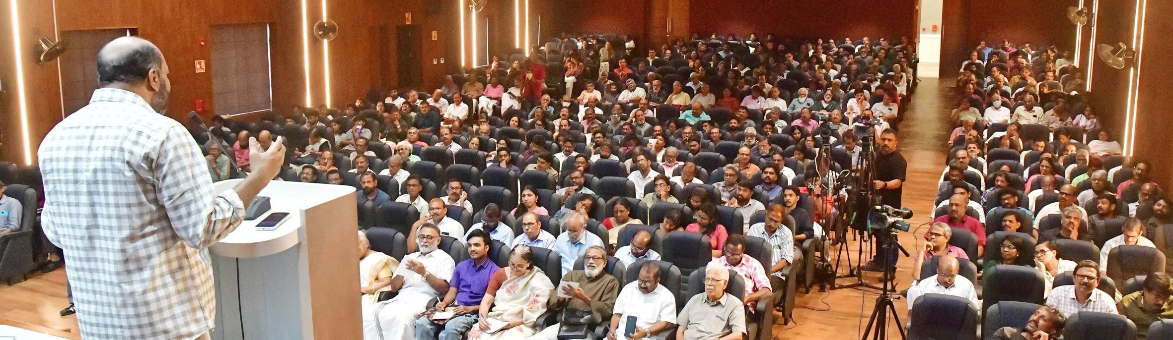 കേളു ഏട്ടൻ പഠന ഗവേഷണകേന്ദ്രത്തിന്റെ നേതൃത്വത്തിൽ നടന്ന സെമിനാറിൽ  'നിയോഫാസിസ്റ്റ് ഭീഷണിയും ഇടതുപക്ഷം നേരിടുന്ന വെല്ലുവിളികളും' വിഷയത്തിൽ സിപിഐ എം കേന്ദ്ര കമ്മിറ്റി അംഗം പി രാജീവ് സംസാരിക്കുന്നു 